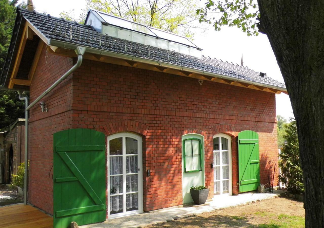 Bahnhof Droyßig - Übernachten im Denkmal Exterior foto